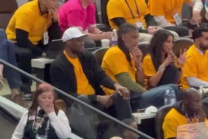 邓肯和海军上将身着主场统一T恤，在场边看得津津有味